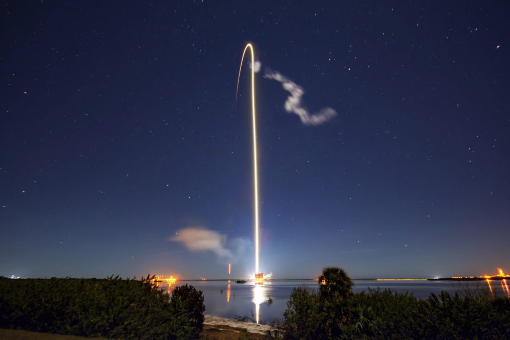 SpaceX has launched dozens of satellites as part of its Starlink project to bring high-speed Internet to every point on the planet. SpaceX has launched dozens of satellites as part of its Starlink project to bring high-speed Internet to every point on the planet. (SpaceX)