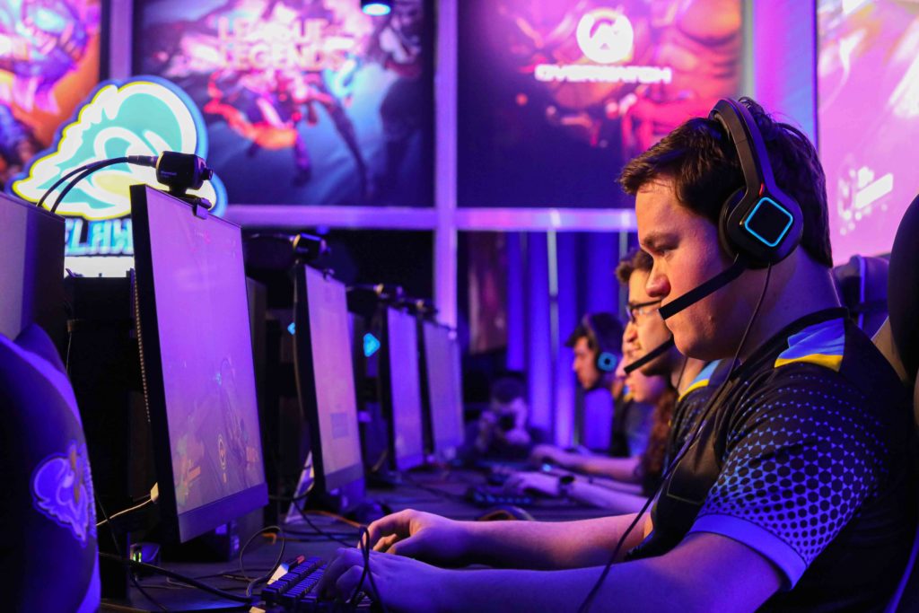 News 2020 – FEB 21 – The University of Delaware opens it’s first esports arena Kyle Oak practices gaming