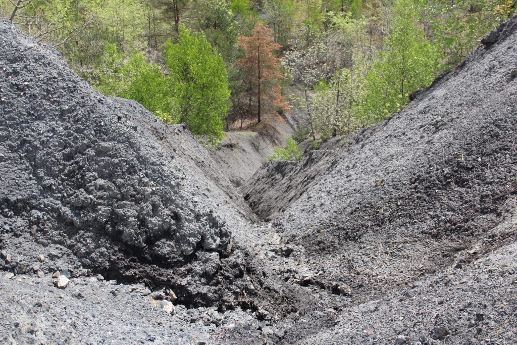 IMG_6765-1920×1280 A coal refuse pile from the early 20th century in Fredericktown, Pa. (Reid R. Frazier)