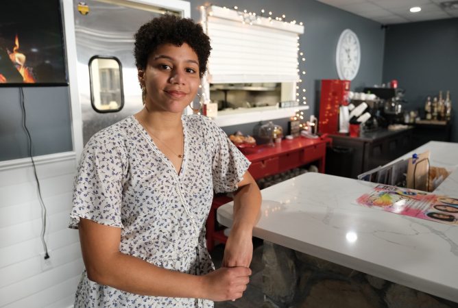 Employee and student Genesis Munoz at the counter of Mi Casa Su Casa in Reading, Pennsylvania. (Matt Smith for Keystone Crossroads)