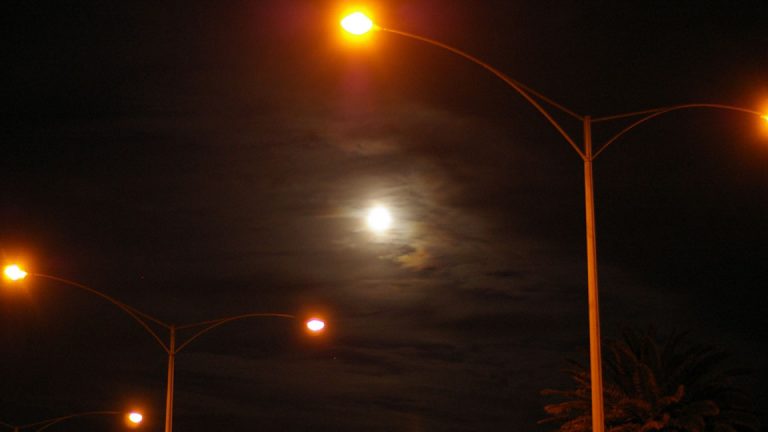 LED lighting can save municipalities up to 30% percent on their street lighting costs. (Flickr/CC BY-SA 4.0)