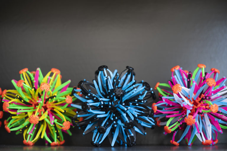 Nashville teacher Riki Rattner uses expandable balls to help students visualize their breathing. (William DeShazer/WLPN)
