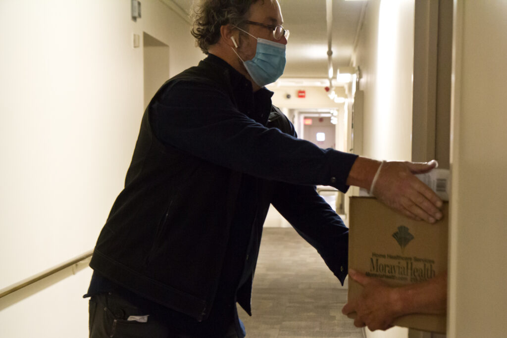 2020 4 17 k paynter senior deliveries-6 Volunteer Steve Huber drops off a box of food to a senior is public housing. (Kimberly Paynter/WHYY)