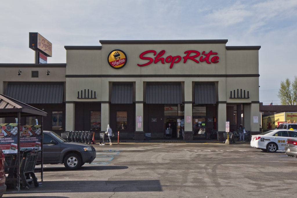 2020 4 8 k paynter pandemic shoprite-3 After employee at the Shop Rite at 24th and Oregon Avenue in South Philadelphia tested positive for the coronavirus, Shop Rite disclosed it on social media. (Kimberly Paynter/WHYY)