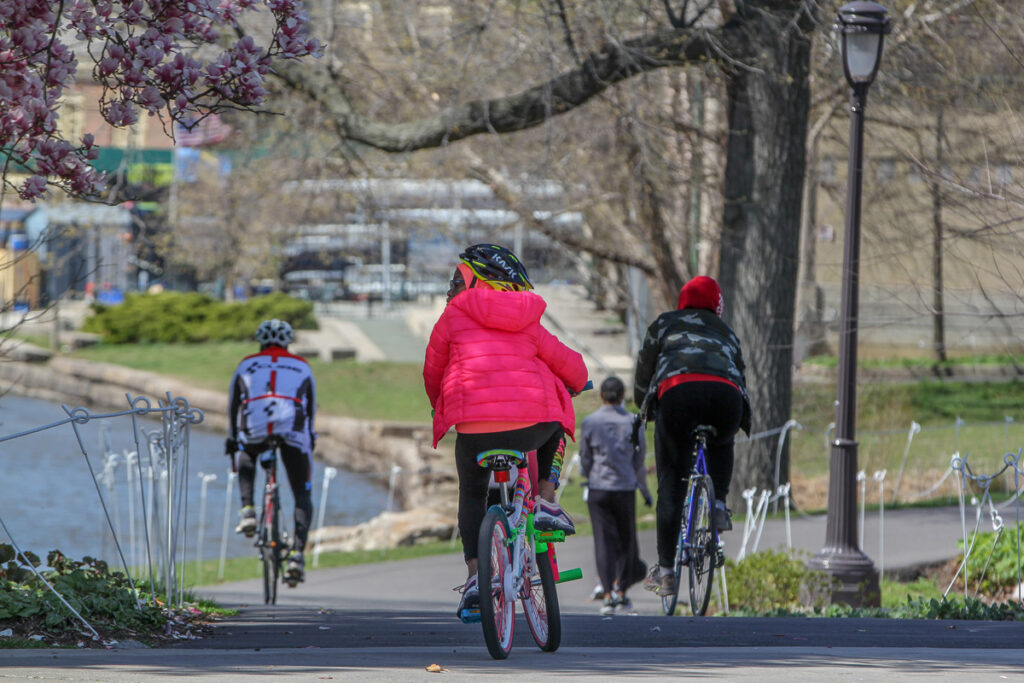 2020 04 02-e lee-philadelphia fairmount park-social distancing-1200 Bicyclists, joggers, and walkers are seen on the Schuylkill River Trail