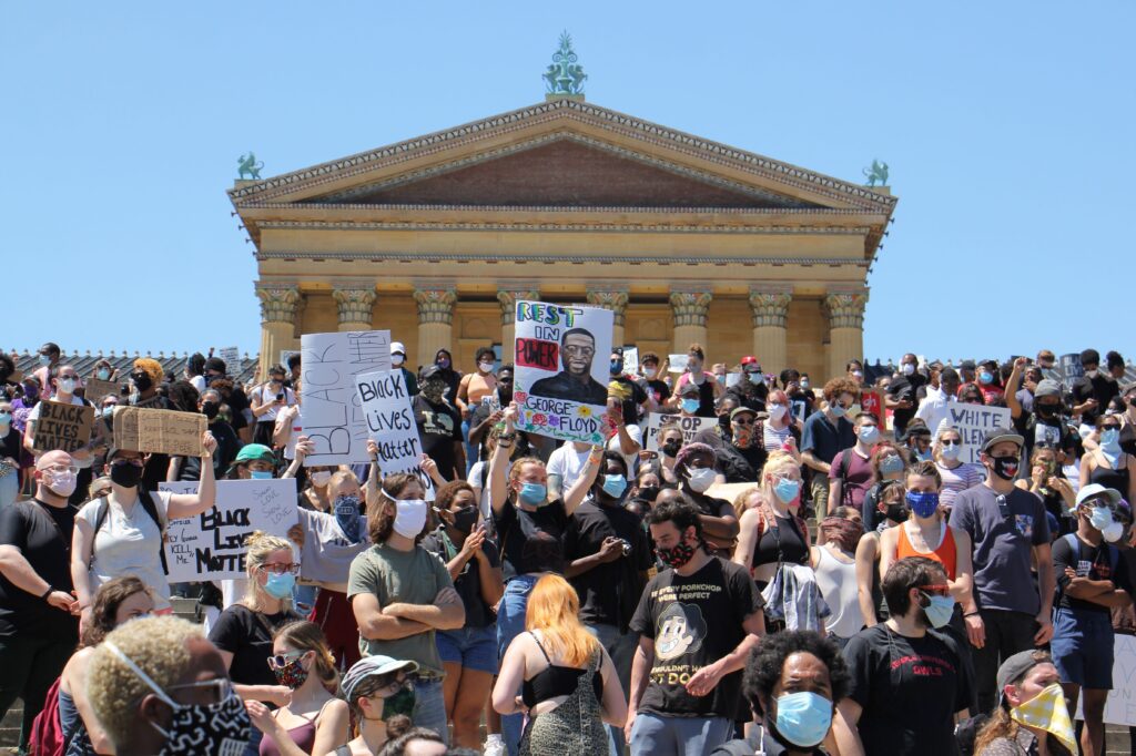 The crowd at the Art Museum continues to grow, protesting the police violence that killed George Floyd in Minneapolis. (Emma Lee/WHYY)