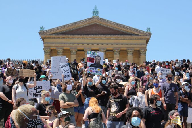 The crowd at the Art Museum continues to grow, protesting the police violence that killed George Floyd in Minneapolis. (Emma Lee/WHYY)