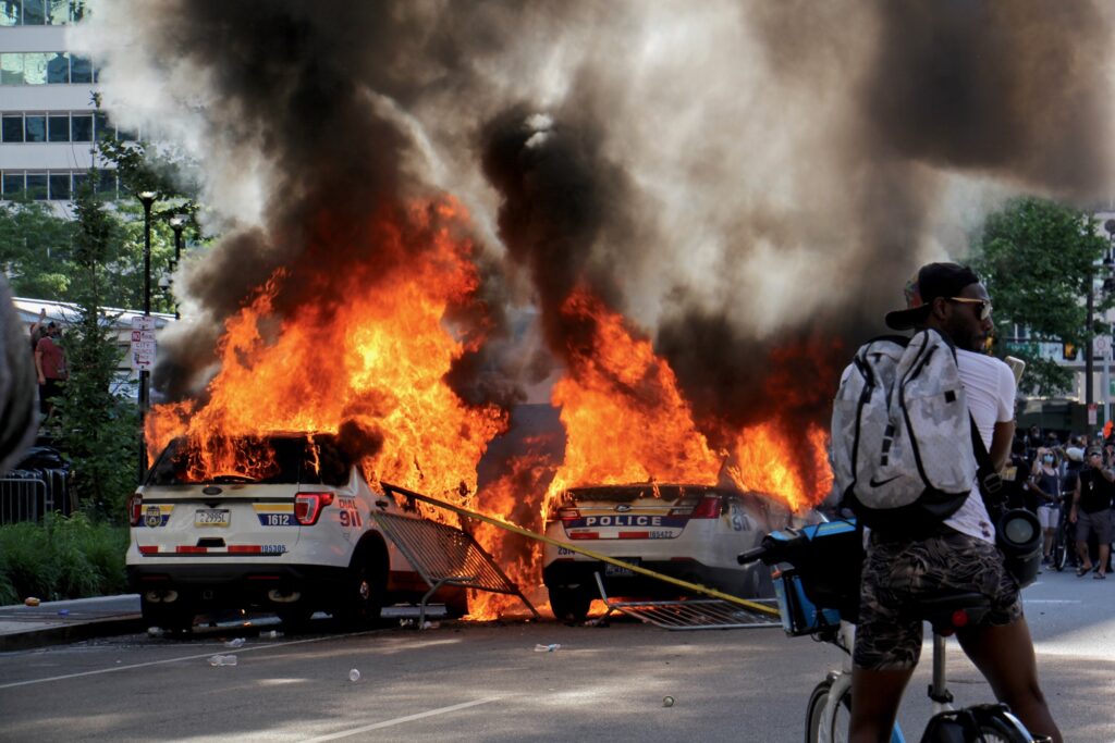 2020 05 30-e lee-philadelphia-protest and rioting police cars burning Police cars burn in front of City Hall