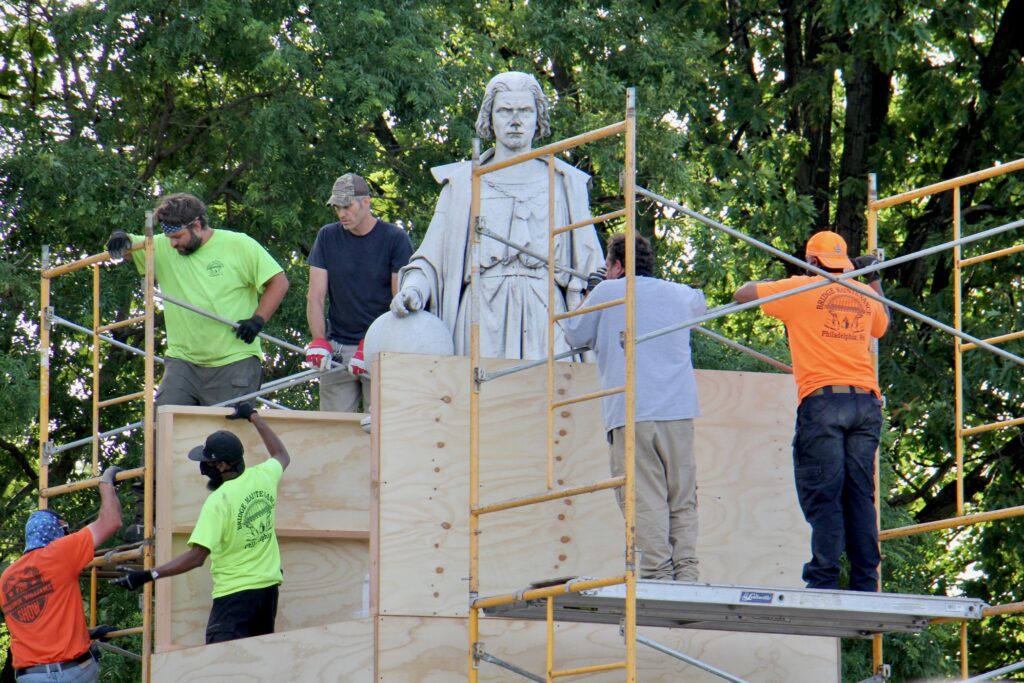 2020 06 16-e lee-philadelphia marconi plaza-columbus statue boxing close up Workers box up the statue of Christopher Columbus