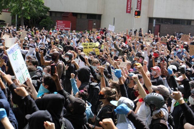 Hundreds of protesters gather a Philadelphia police headquarters. (Emma Lee/WHYY)