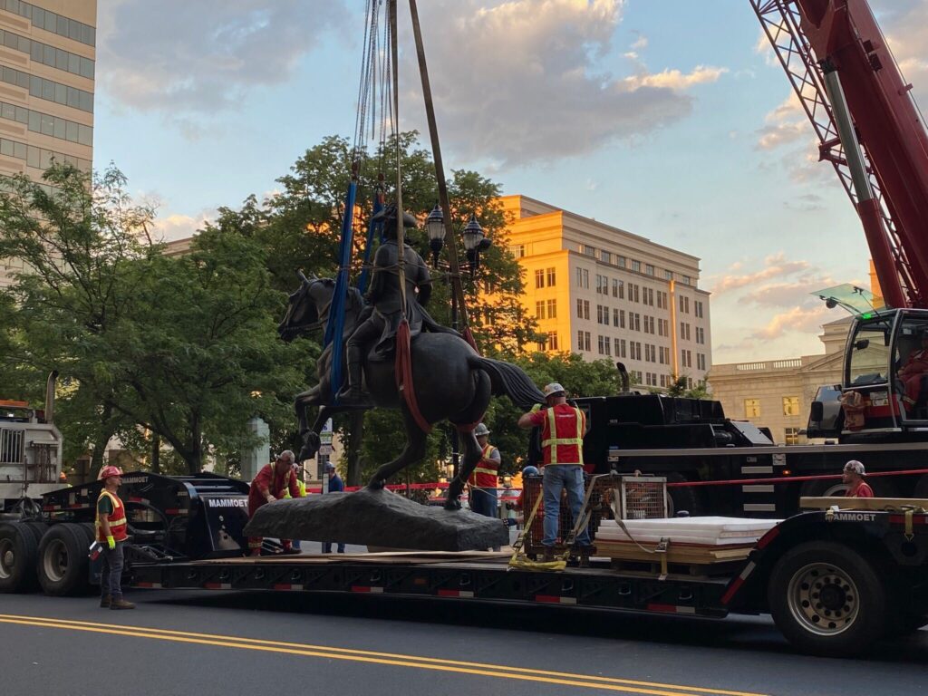 Image from iOS(5) The city of Wilmington removes the Caesar Rodney statue