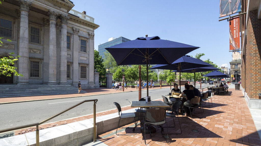 Sidewalk cafe at Cross Keys Cafe (Danya Henninger / Billy Penn)