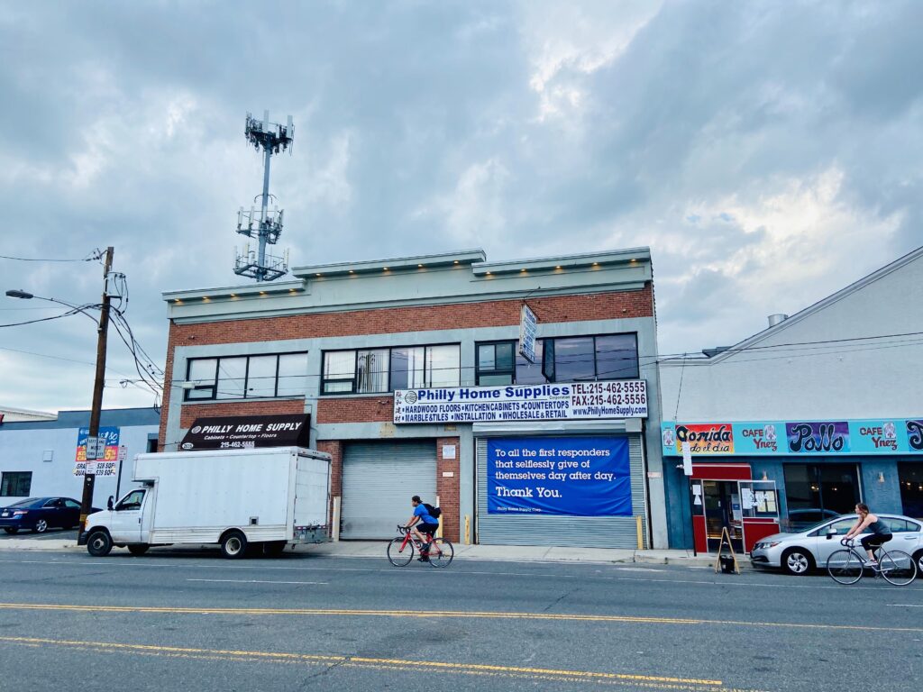 IMG_3313 The owners of 2031 Washington Ave. plan to put a four-story residential complex atop the existing commercial building. (PlanPhilly staff)