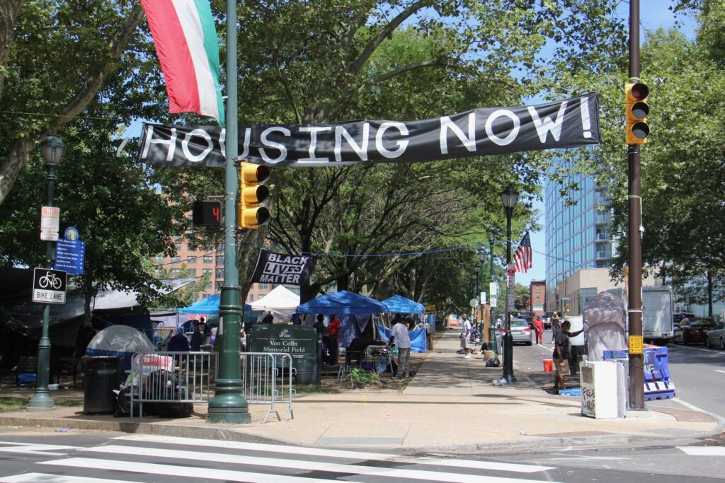 2020 08 20-e lee-philadelphia bf parkway homeless encampment A homeless protest encampment occupies Von Colln Field on the Ben Franklin Parkway on Aug. 20, 2020. (Emma Lee/WHYY)