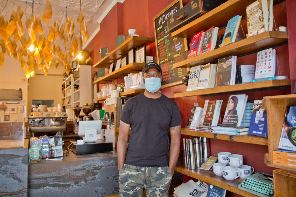 2020 7 31 k paynter uncle bobbie’s Justin Moore at Uncle Bobbie's Coffee and Books