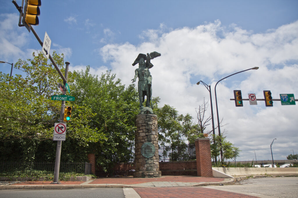 2020 8 7 k paynter Lenape Chief Tamanend_-2 Lenape Chief Tamanend looking West from Front and Market Street. (Kimberly Paynter/WHYY)