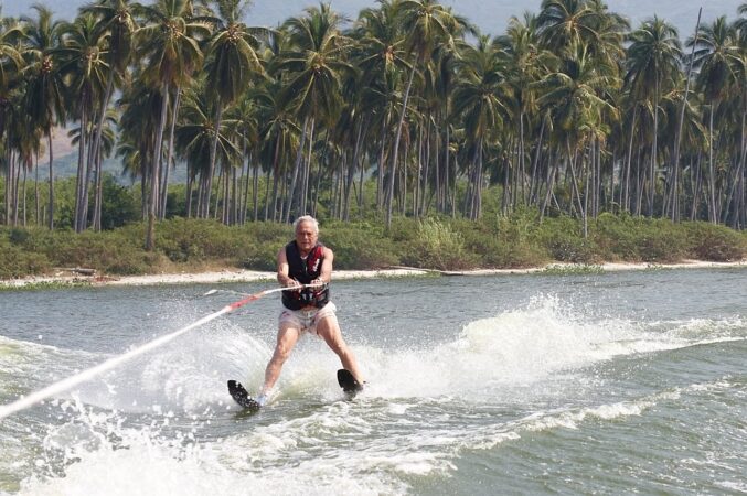 Avram Woidislawsky waterskiing
