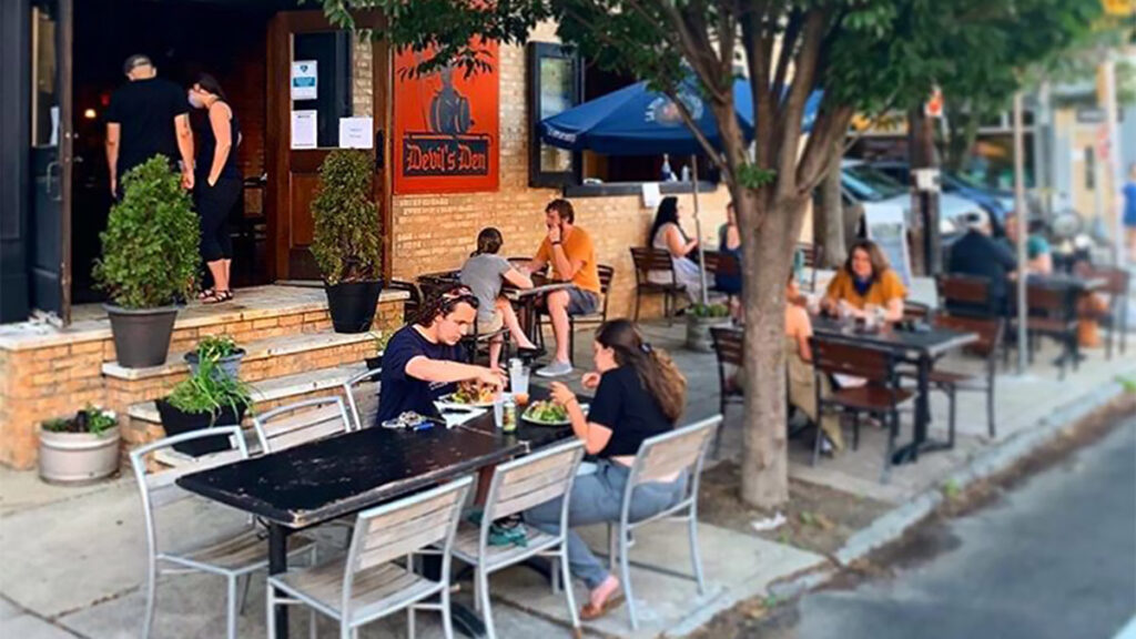 devilsden-outdoordining (Courtesy of Devil's Den)
