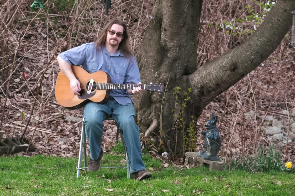 jaymage_4x6 Musician Jay Mage singing and playing guitar outside