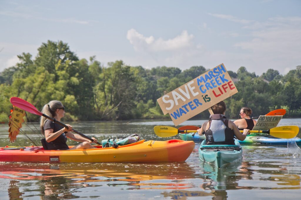 2020-8-12-k-paynter-marsh-creek-lake-9-1920×1280 (1) Protesters of Sunoco’s Mariner East Pipline kayaked to a clean-up site on Marsh Creek Lake in Chester County, Pa., where an estimated 8,000 gallons of drilling mud migrated into the waterways. (Kimberly Paynter / WHYY)