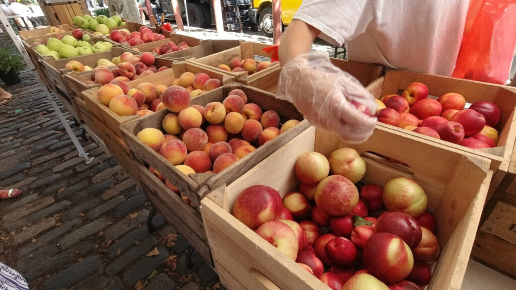 headhousefarmersmarket-coronavirus-01crop Apples at a farmers market
