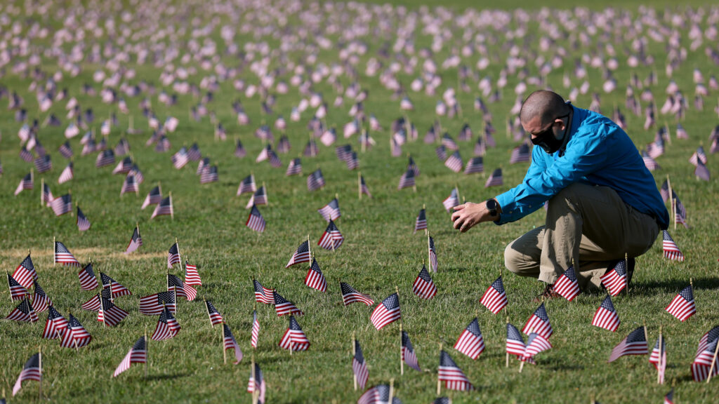 200,000 American Flags Installed On National Mall To Memorialize 200,000 COVID-19 Deaths 200,000 American Flags Installed On National Mall To Memorialize 200,000 COVID-19 Deaths