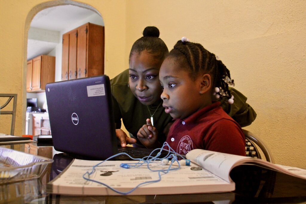 2020 10 01-e lee-yolanda biggers zyiah satterwhite-philadelphia fairhill-learning to read at virtual school 2 Yolanda Biggers helps her daughter, Zyiah Satterwhite, 7, find her assignment.