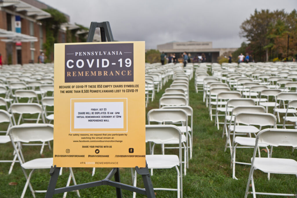 2020 10 23 k paynter pa covid remembrance_ COVID Survivors for Change set up 866 chairs on Independence Mall in Philadelphia to represent the lives of over 8,660 Pennsylvanians lost to COVID-19. (Kimberly Paynter/WHYY)
