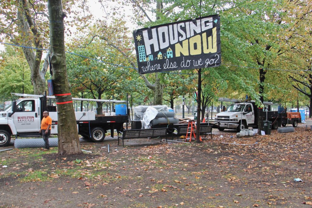 2020 10 26-e lee-philadelphia ben franklin parkway-homeless encampment closed 1 Workers put up fences around the Von Colln Field as the homeless encampment there is disassembled. (Emma Lee/WHYY)