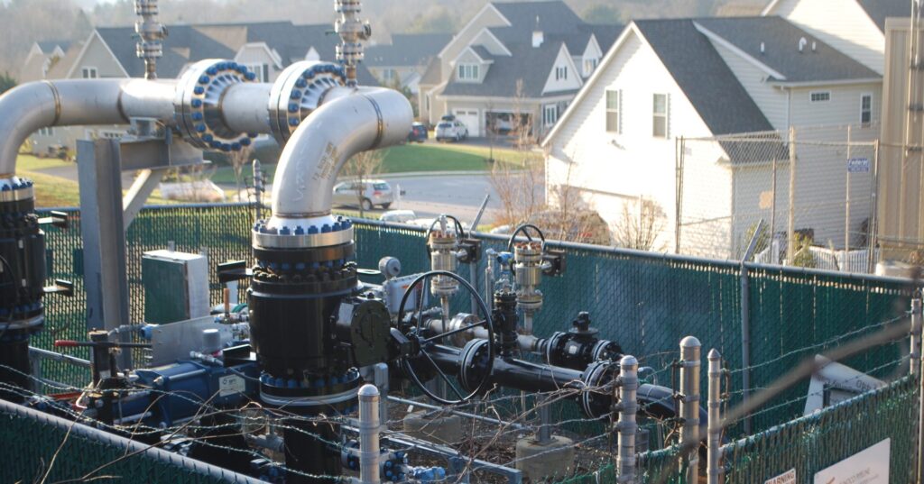 me2-valve-andover-e1551824653328-1920×1006 (1) A Mariner East pipeline valve site on the edge of the Andover development, Thornbury Township, Delaware County, illustrates the pipeline's path through densely-populated southeastern Pennsylvania. (Jon Hurdle/StateImpact Pennsylvania)