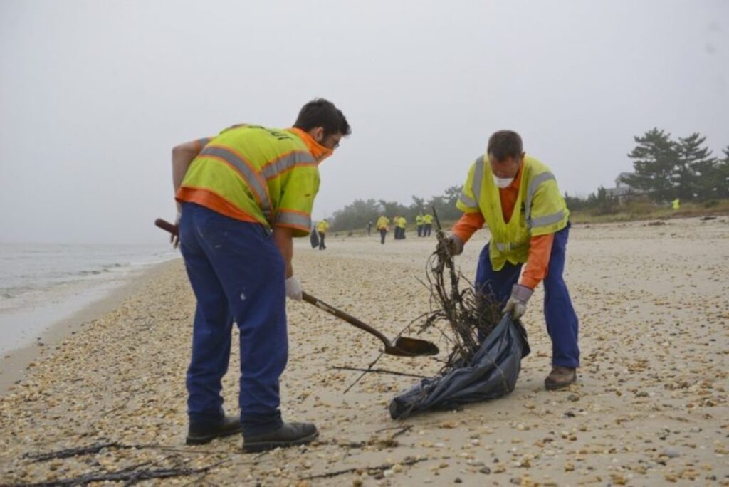 oil 4 coastguard Workers help clean Delaware beach after oil spill