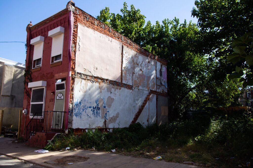 strawberry_mansion_09DMTRUST_KP_102520_05 An abandoned house and lot on the 2900 block of Westmont Avenue