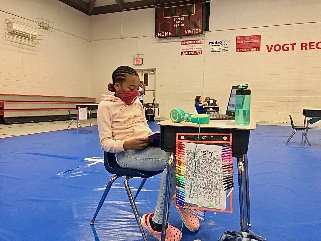 2020 10 23-e rizzo-faith allen-philadelphia vogt rec center-student access cent3er Faith Allen, 10, reads at her desk in Vogt access center gymnasium. (Emily Rizzo/WHYY)