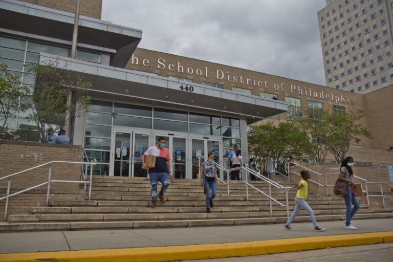 2020-9-1-k-paynter-chrome-book-pick-up-2-1-768×512 Families stand in line at Philadelphia School District headquarters to pick up Chromebooks ahead of the start of the school year in September 2020. (Kimberly Paynter/WHYY)