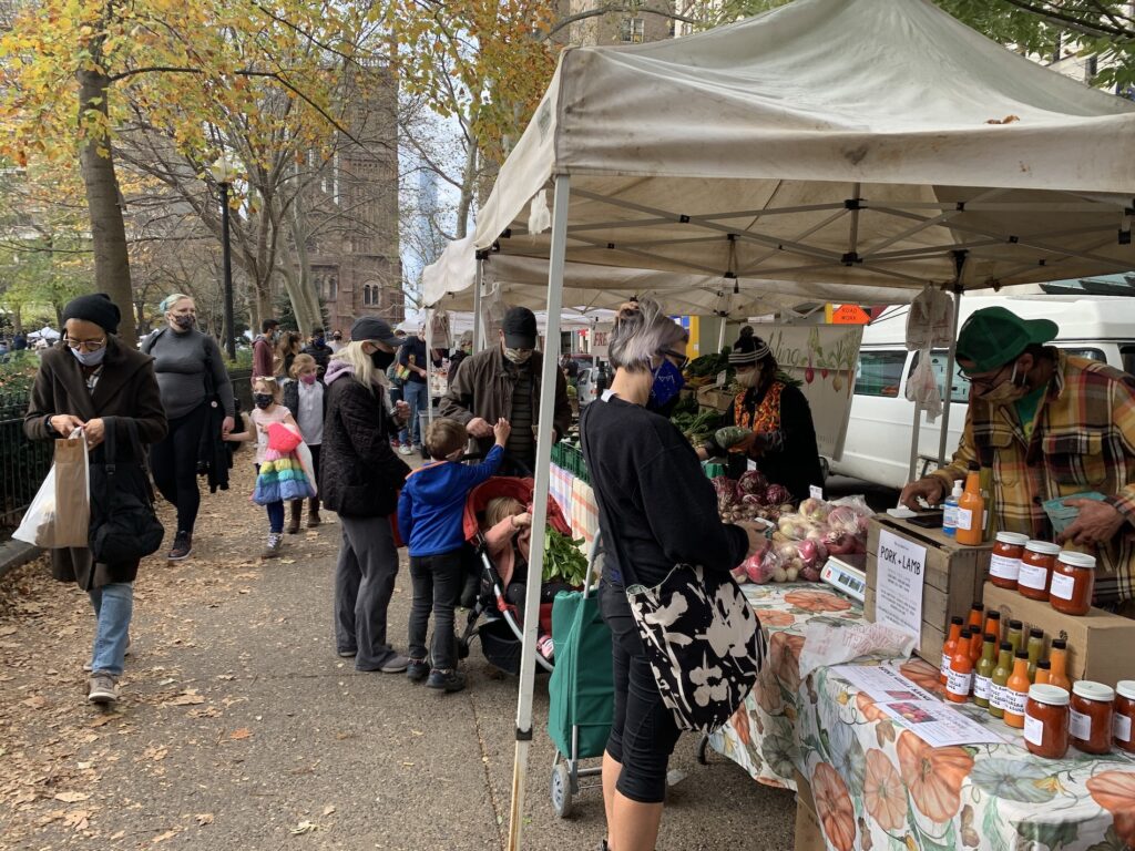 IMG_6471 The Rittenhouse Farmers' Market has been open during the pandemic. (Aaron Moselle/WHYY)