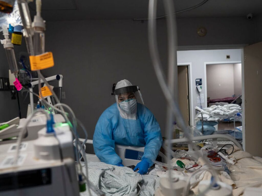 gettyimages-1229387803-1920×1441 A health care worker treats a COVID-19 patient at the ICU at United Memorial Medical Center in Houston, Texas.