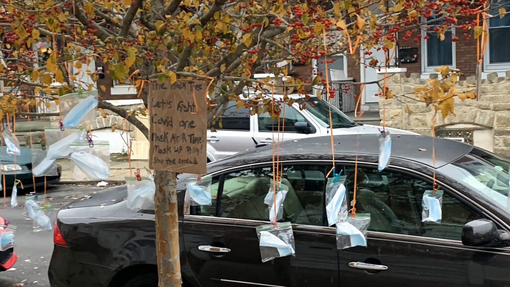 Darlene Burton's 'mask tree' empties each time she restocks it. (Twitter / @darlene15292071)
