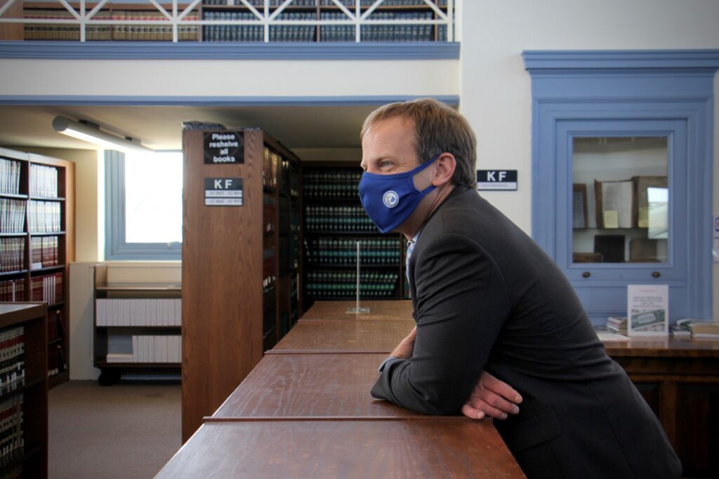 2020 12 03-e lee-chris welsh-media pa delaware county courthouse-public defenders 1 Chris Welsh, director of Delaware County's public defenders office, gathers with staff in the law library at the Delaware County Courthouse in Media, Pa. (Emma Lee/WHYY)