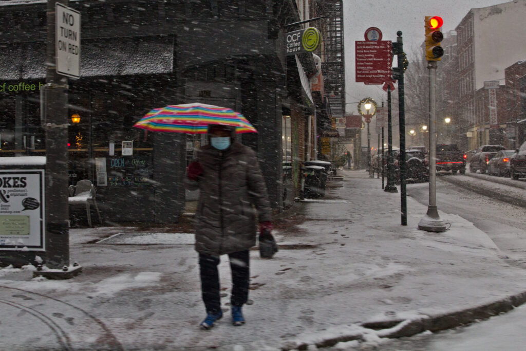 2020 12 16 k paynter snow 12162020-4 Snow falls in Old City in Philadelphia during a snow storm