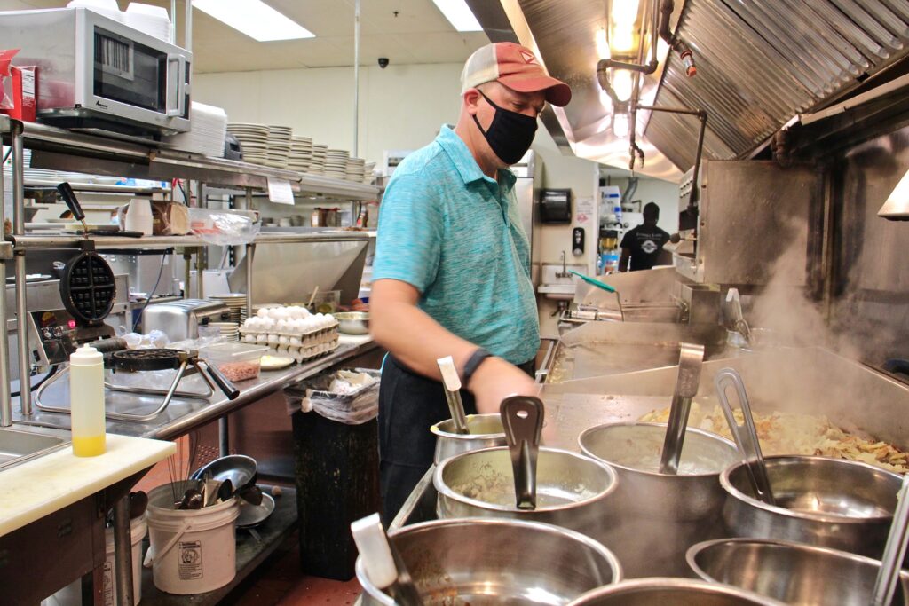 2020 12 31-e lee-mike grafenstine-abington pa bonnet lane family restaurant-defying dine in ban kitche Mike Grafenstine works in the kitchen of his restaurant in Abington, Pa. (Emma Lee/WHYY)