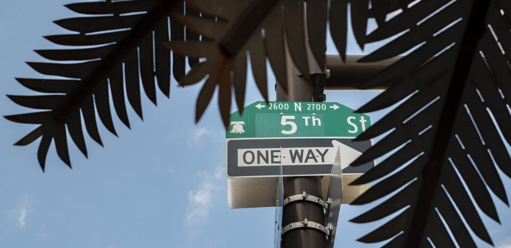Steel palm trees line the Bloque de Oro. | Palmeras de acero bordean el Bloque de Oro. (Photo by Bernardo Morillo for WHYY)