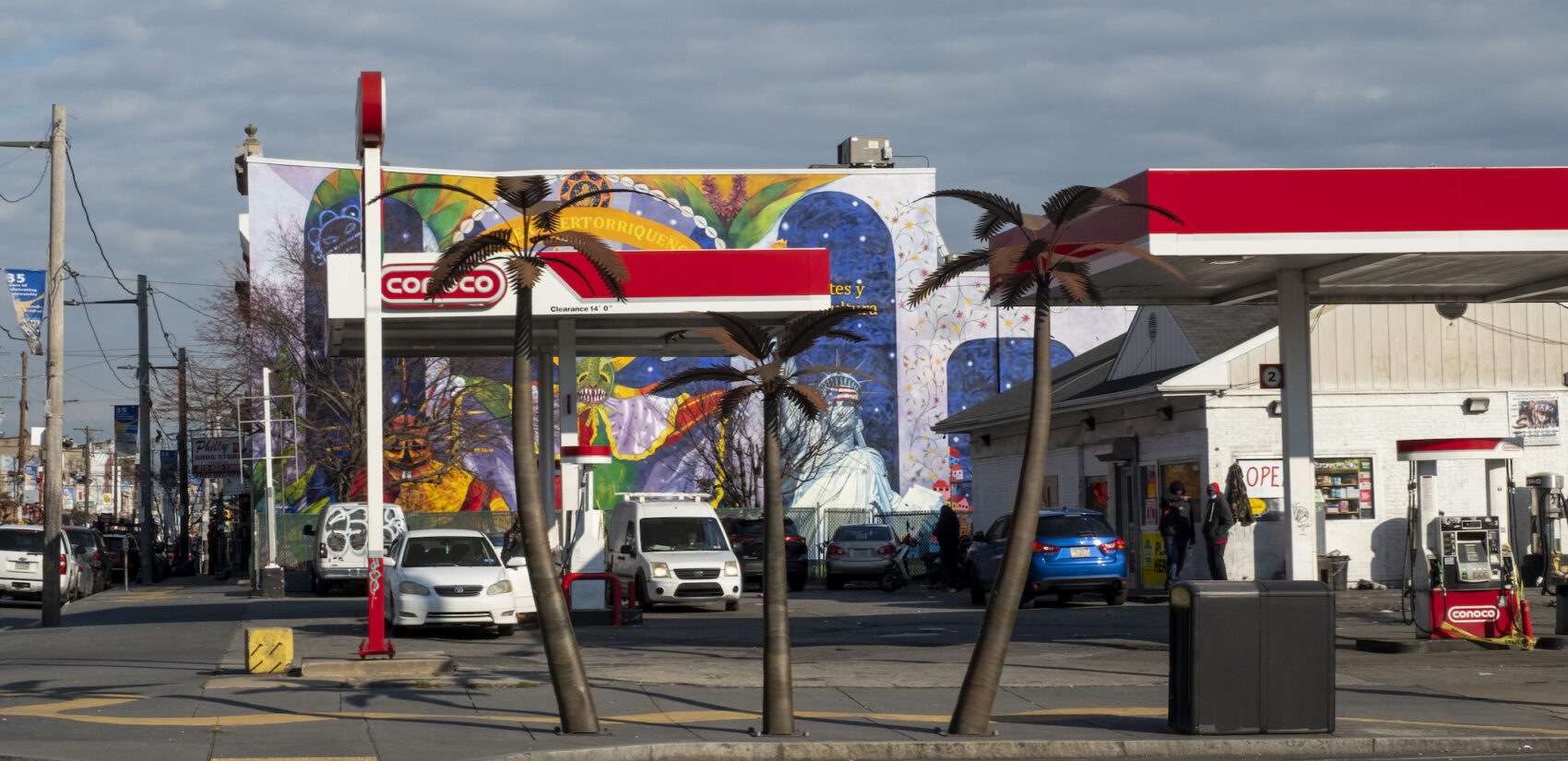 Taller Puertoriqueño sits on 5th street, right across the street from a 47 bus stop. | Taller Puertoriqueño se encuentra en la calle 5, enfrente de la parada de el 47. (Photo by Bernardo Morillo for WHYY)