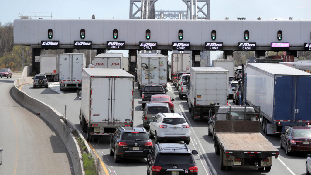 George-Washington-Bridge-cars-trucks-emissions-pollution Cars and trucks line up at the entrance to the George Washington Bridge