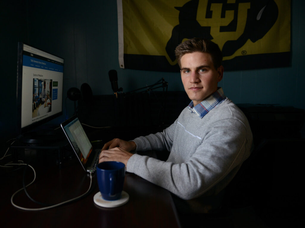 marcus-coronavirus-med-school-2-e1a5e933b338587858d1932a11a420e6965d5df4-s1600-c85 Sam Smith sits at his computer