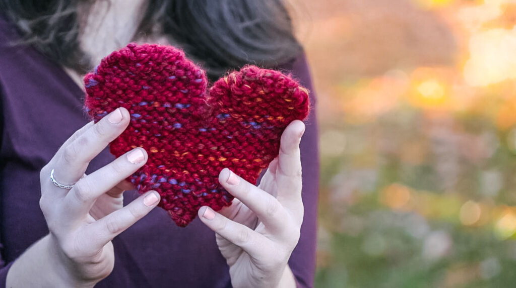 YOK_1.28.21 University of Delaware's Knitting & Crochet Club stitches hearts for COVID-19 patients and their families