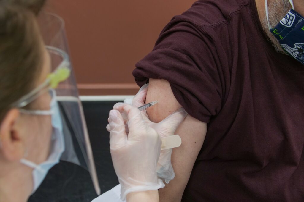 steven-cornfield-jWPNYZdGz78-unsplash coronavirus vaccine