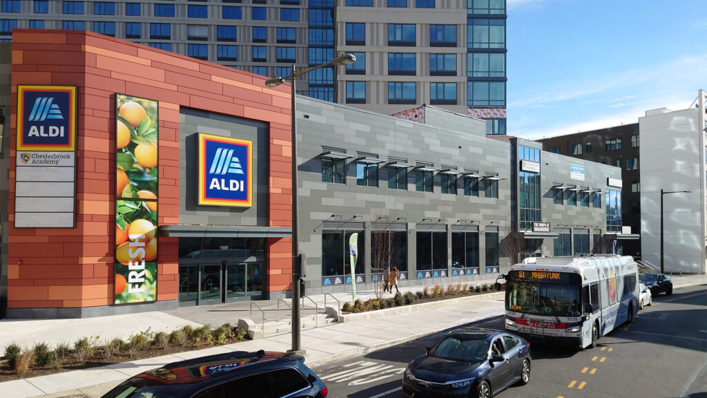 aldi-ridgeavenue-septabus The Aldi storefront on Ridge Avenue.