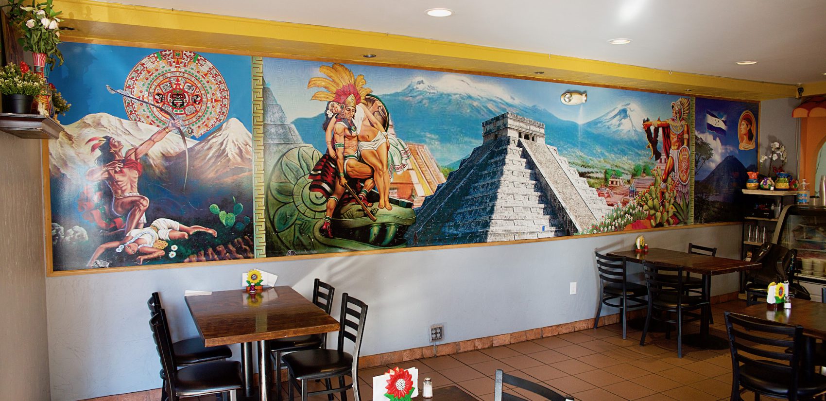 The inside of Tamalex, David Piña’s restaurant, is covered in bright murals paying homage to his Mexican culture. | El interior de Tamalex, el restaurante de David Piña, está cubierto de murales brillantes que celebran a su cultura mexicana. (Tony Rocco/WHYY)
