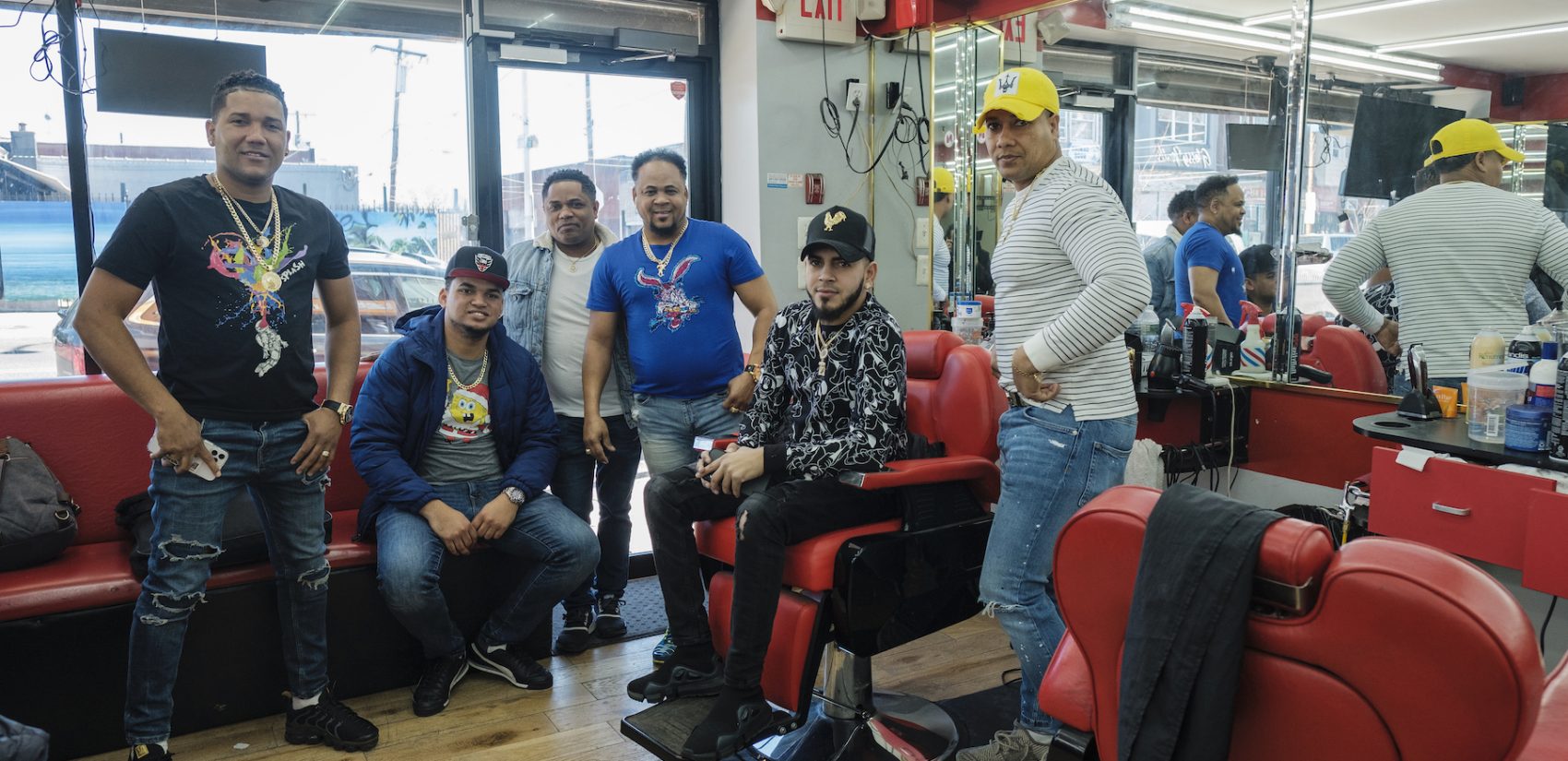 Rincón employs a team of 15 young people, most of whom are also Dominicans and from the local community. | Rincón cuenta con un equipo de 15 jóvenes, la mayoría dominicanos y de la comunidad local. (Photo by Bernardo Morillo/WHYY)