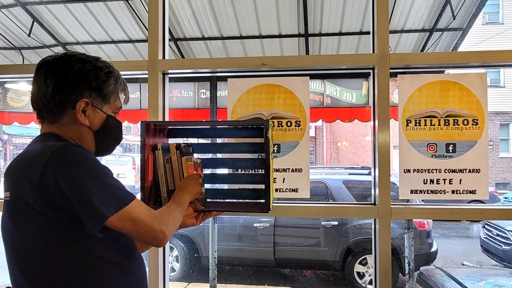 Edgar Ramirez – Philibros Edgar Ramírez fills up the wooden library with books